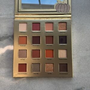 Two-faced pumpkin spice and everything nice eyeshadow palette